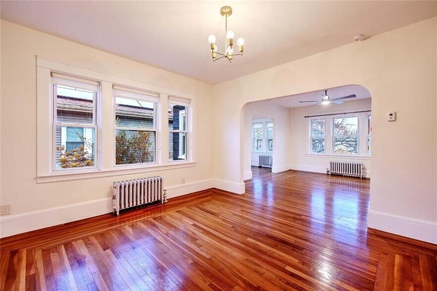 Building Photo - 127 Evergreen St