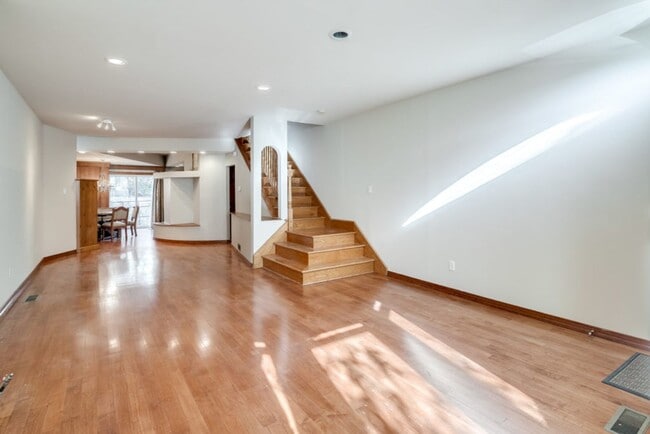 Building Photo - Spacious Three Bedroom Graduate Hospital Home w/ Roof Deck!