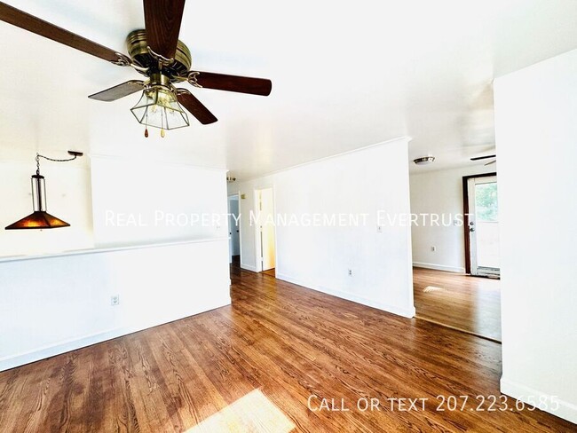 Building Photo - Beautifully renovated 3-bedroom, 1.5-bathr...