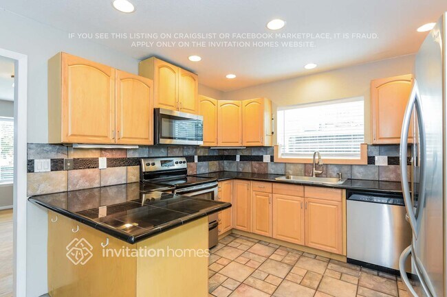 Building Photo - 227 Poppy St