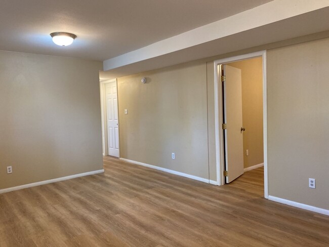 Building Photo - STUDENTS WELCOME! 5 Bedroom 3 Bathroom Bi-...