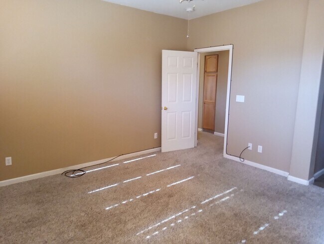 Building Photo - Double diamond home available for late May...