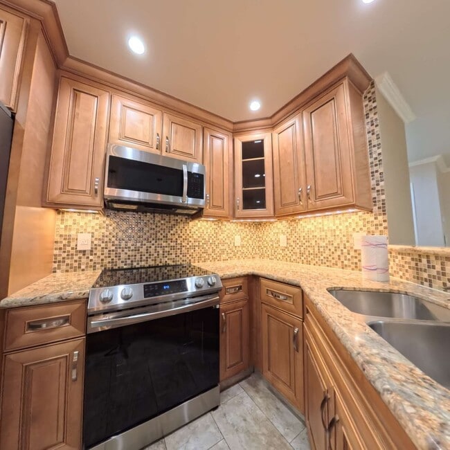 Building Photo - Highly Remodeled, 1st Floor Unit