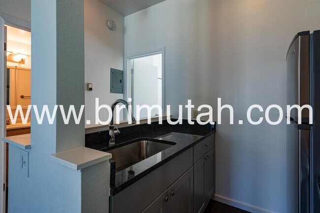 Building Photo - 745 S 900 E