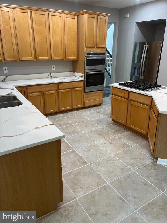 Building Photo - 10400 Twin Knoll Way