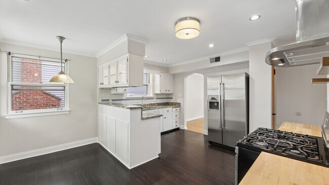 Building Photo - 893 S Poplar Ave