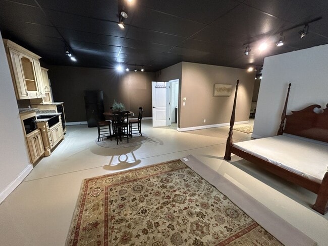 Building Photo - studio apartment