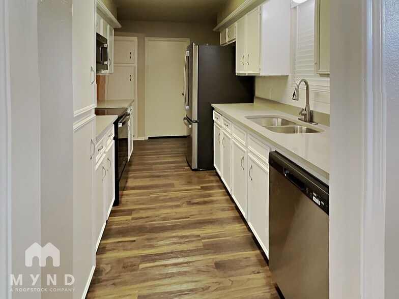 Building Photo - 4801 Meadowood Dr