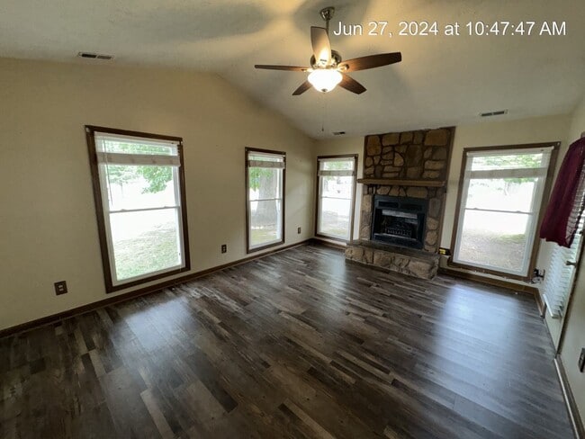 Building Photo - 501 Hollyberry Ln