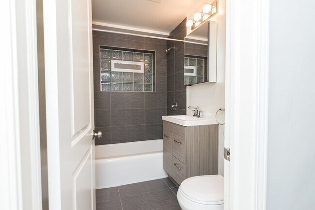 Building Photo - 5020 N Washtenaw Ave