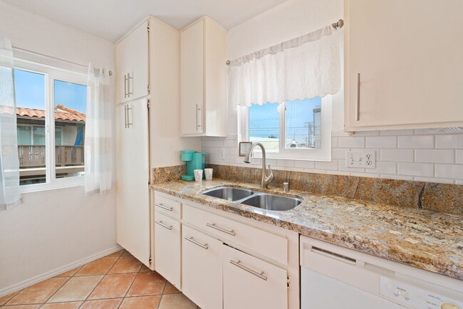 Fully equipped kitchen - 709 Agate St