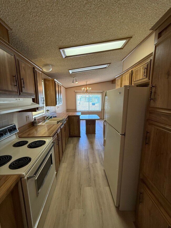 Building Photo - Two Bedroom Double Wide in the Fortuna Foothills!