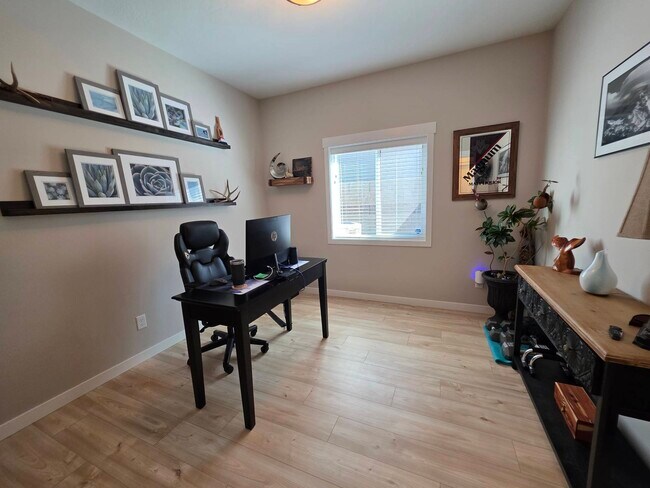 Building Photo - 2561 Casa Bella Ave