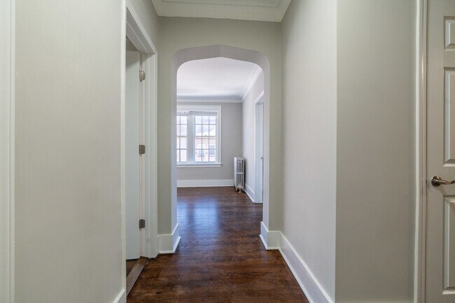 Building Photo - 7418 N Damen Ave