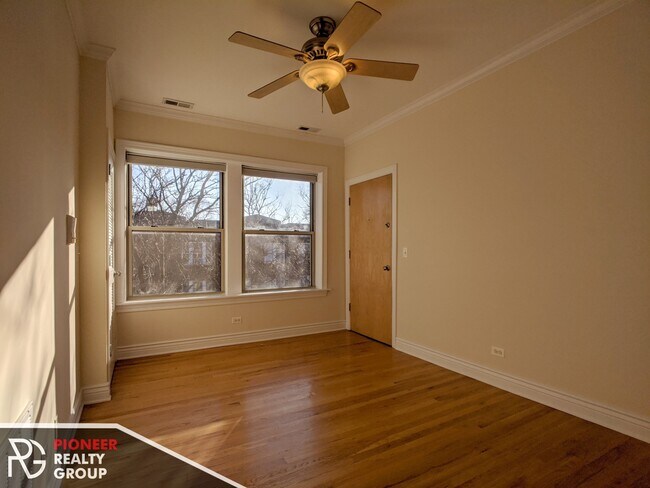 Building Photo - 1204 W Waveland Ave