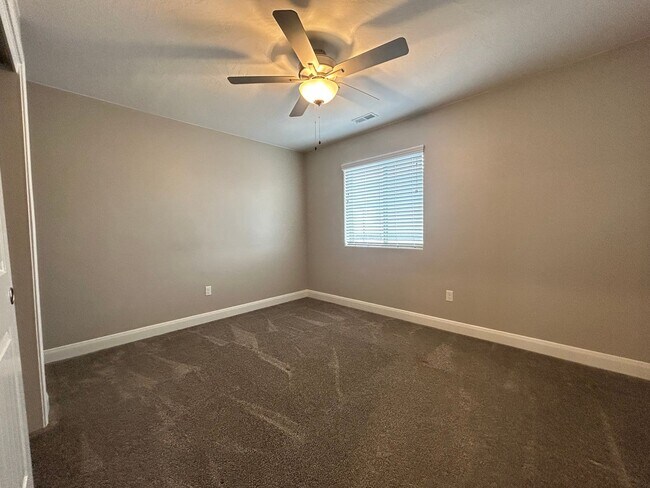 Building Photo - Shadow Ridge Townhome!