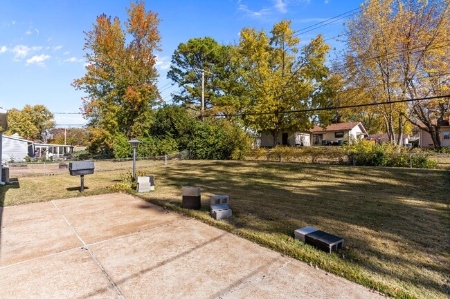 Building Photo - 2180 Glenoro Dr