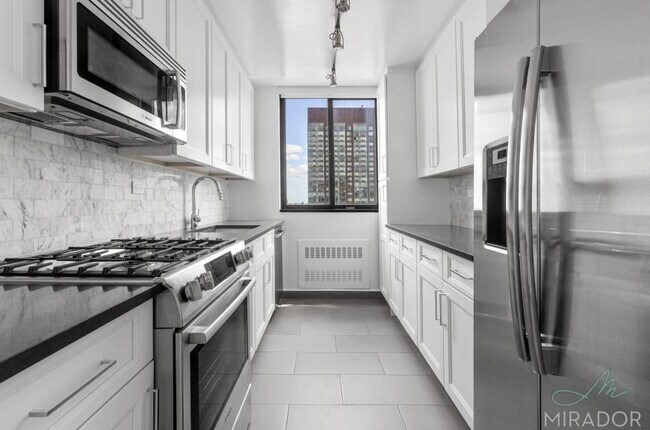 Building Photo - 3 bedroom in New York NY 10023