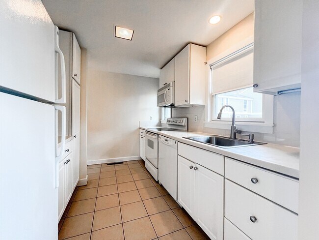 Building Photo - 11 Oak St