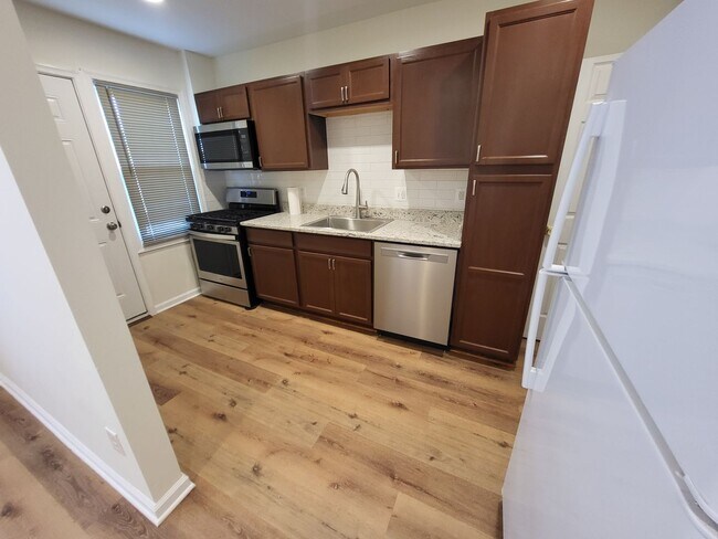 Building Photo - 3 Bed w/ Finished Basement