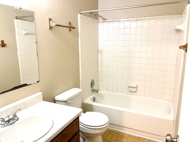 Building Photo - Delightful Upstairs 3 Bedroom / 2 Bathroom Quad-Unit in Fayettevile!