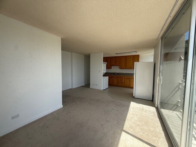 Building Photo - Remodeled 2 bedroom, 1 bath with assigned ...
