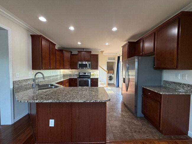 Building Photo - 3 Bedroom 3.5 Bathroom Home Located in Greeneville, TN