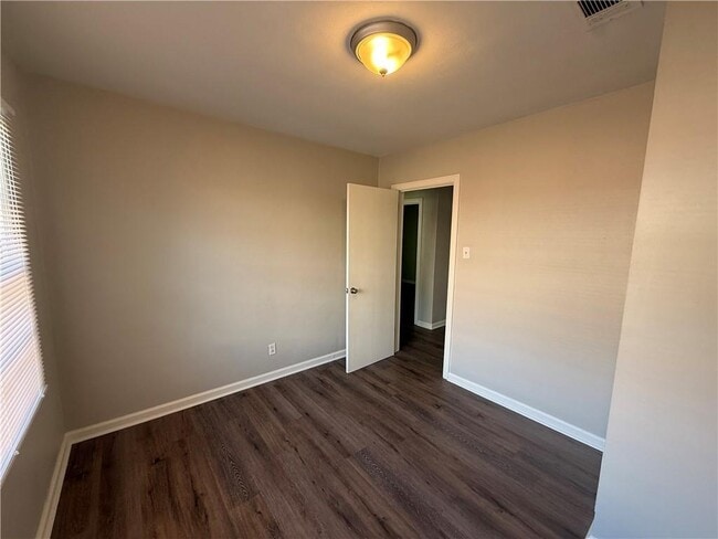 Building Photo - 3056 Pleasant Valley Rd