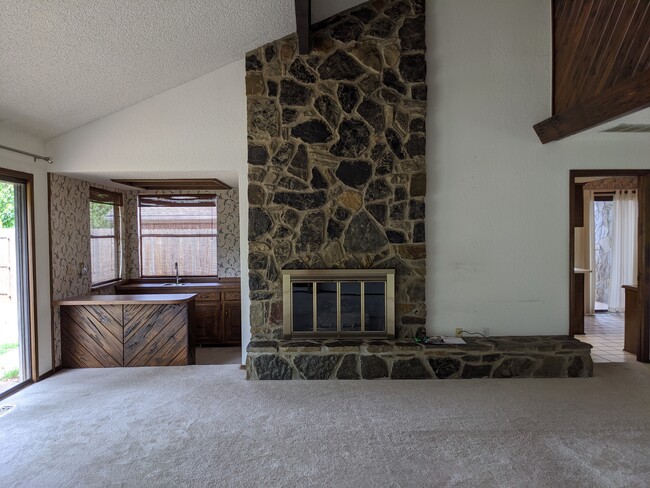 Gas fireplace with a bar area to one side - 205 N Easy St