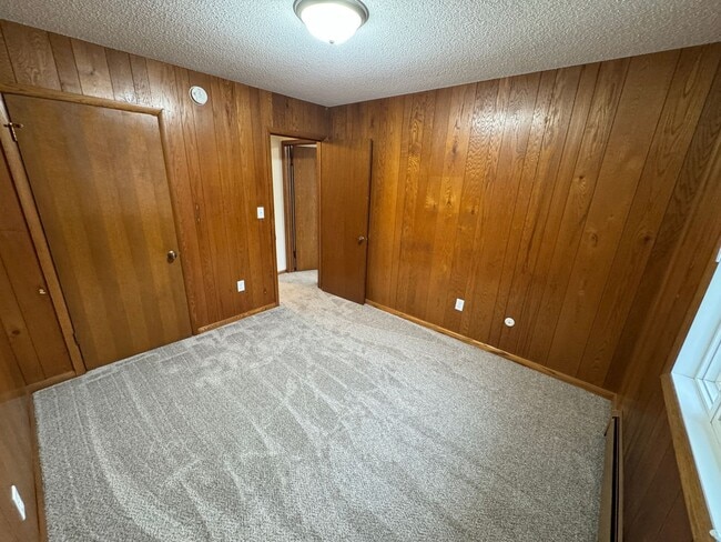 Building Photo - Renovated 2-bedroom 1-bathroom