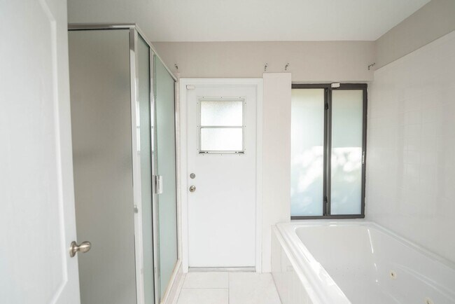 Building Photo - Welcome to this spacious three-bedroom, three-bath home in the heart of Palm Bay