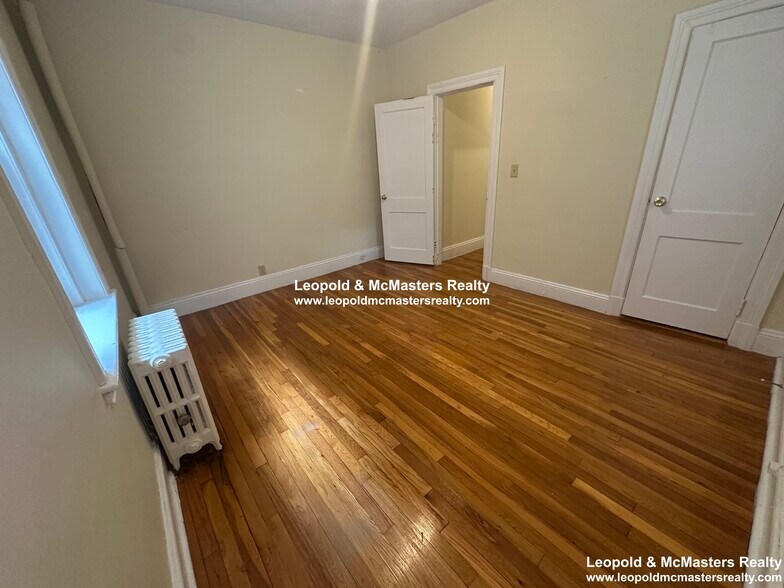 Building Photo - 76 Dunboy St