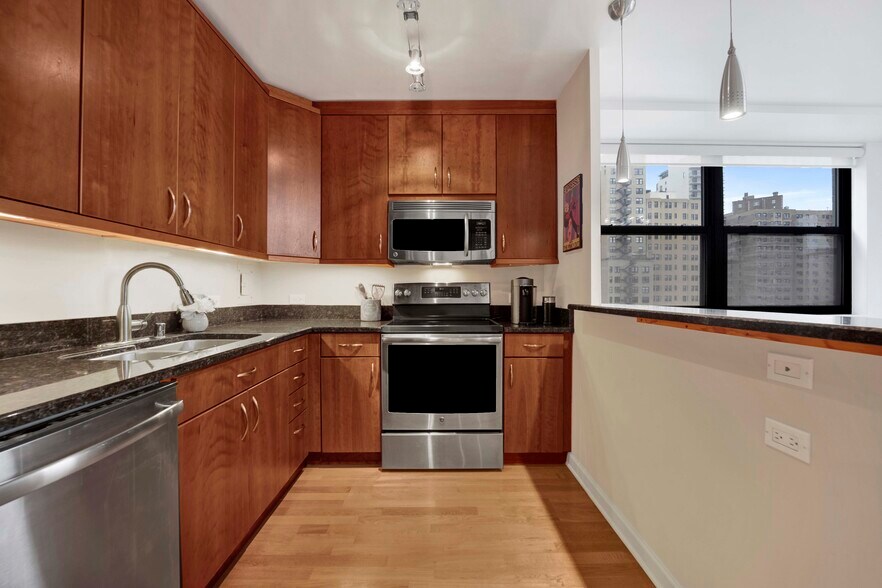 Building Photo - 1445 N State Pkwy