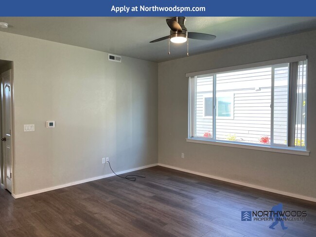 Building Photo - $500.00 Off First Months Rent Holiday Spec...