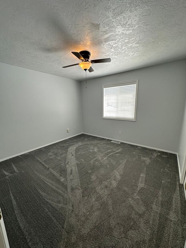 Building Photo - THIS IS A LEASE TAKEOVER, PLEASE CONTACT THE CURRENT TENANT, TANNER @ 801-688-4161 - Cute 3 Bed 1...