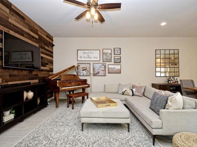 Building Photo - 1708 Arcilla St