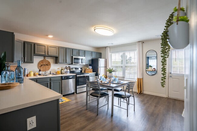 Building Photo - 1051 Southern Dr