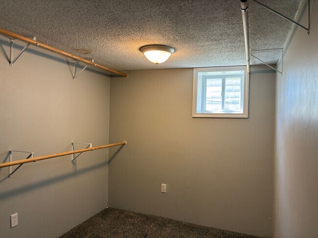 Building Photo - Some UPDATE Photos!  Price REDUCTION!