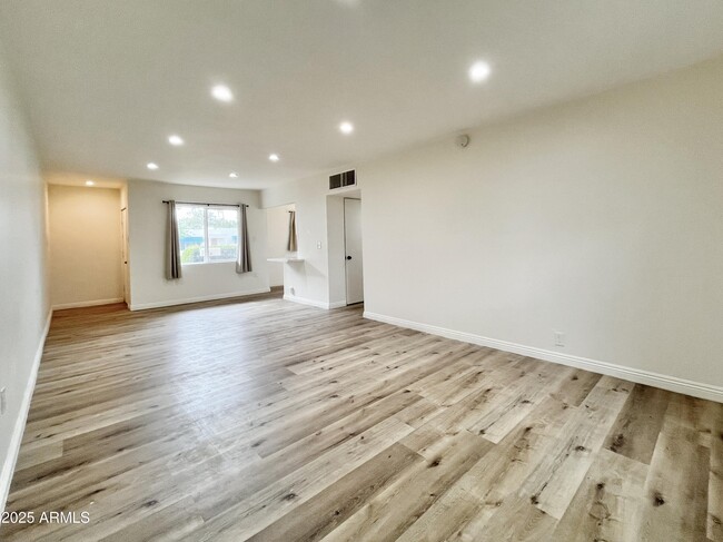 Building Photo - 4635 N 11th Pl