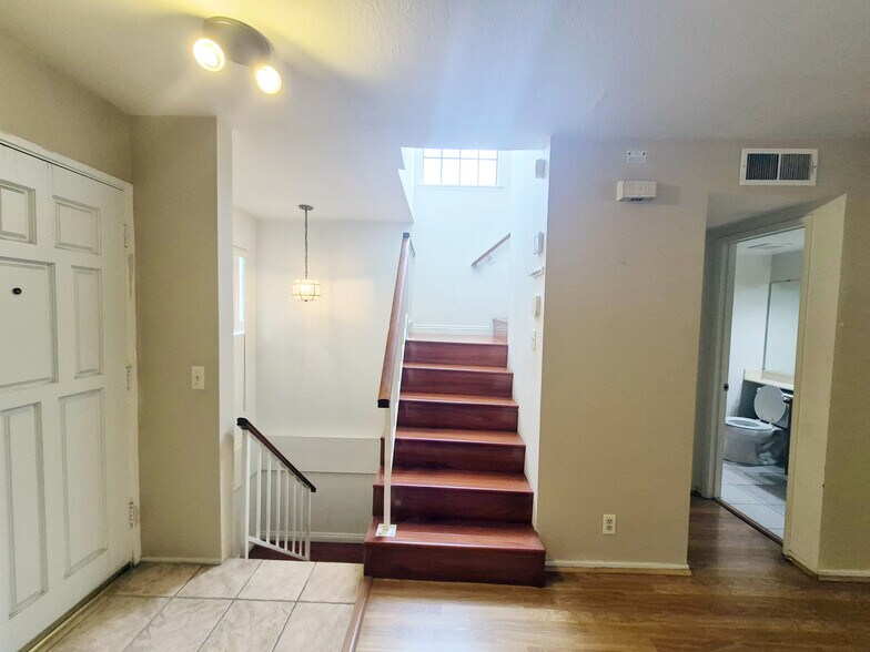 Building Photo - 1836 E Huntington Dr