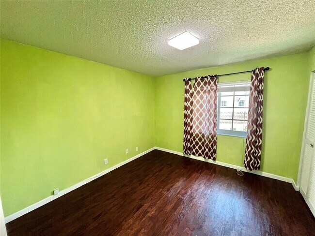 Building Photo - 700 SE 2nd Ave