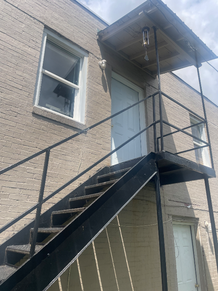 Building Photo - 704 10th Ave