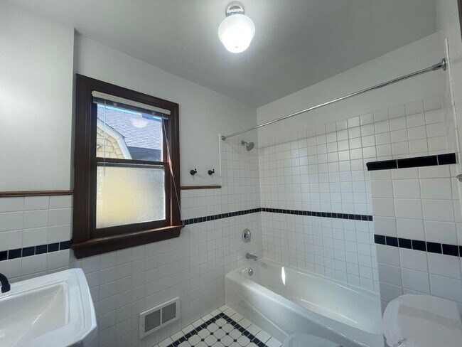 Building Photo - Charming 2 Bed / 1.5 Bath Victorian with G...