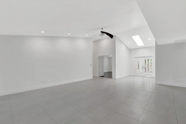 Building Photo - 355 Woodlake Ln