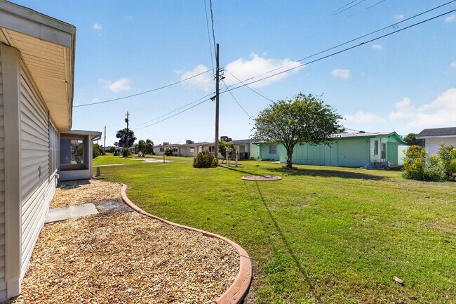 Building Photo - FULLY RENOVATED 2 BEDROOM WITH HUGE BONUS ROOM!