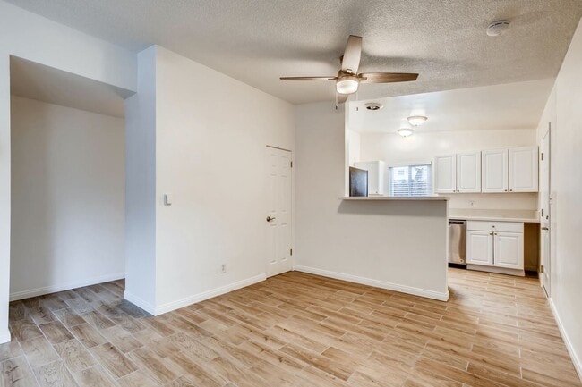 Building Photo - 2 Bedroom/1 Bath single story unit in duplex for rent in Encinitas!