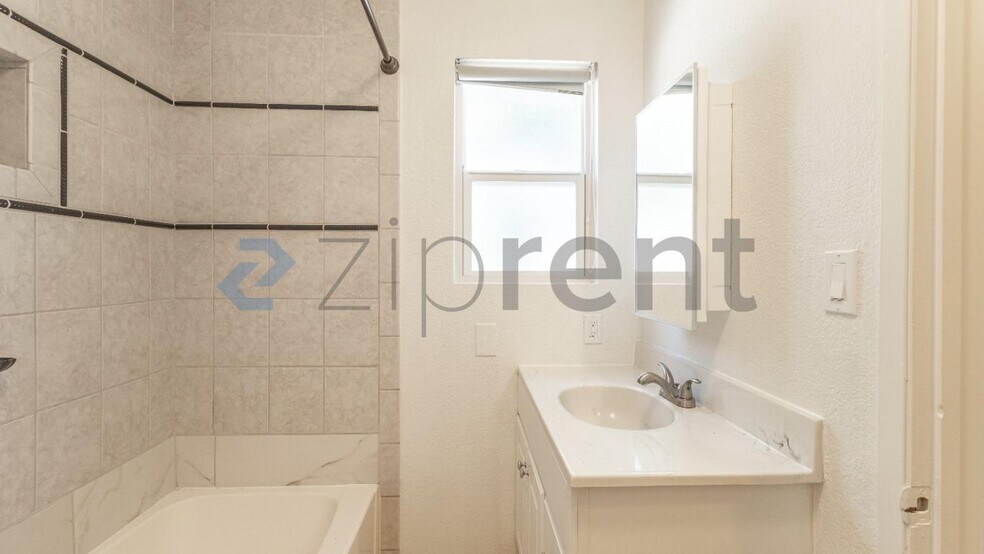 Building Photo - Unit B