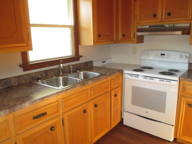 Building Photo - 3 Bedroom, 2 Bath home on a large lot with...