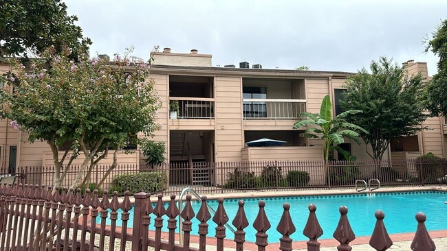 Building Photo - 2125 Augusta Dr