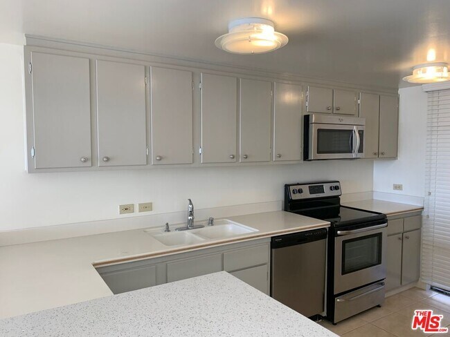 Building Photo - 4265 Marina City Dr